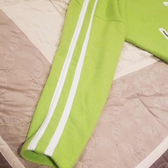 FREE - Comfy bright green sweater - Picture 3 of 3